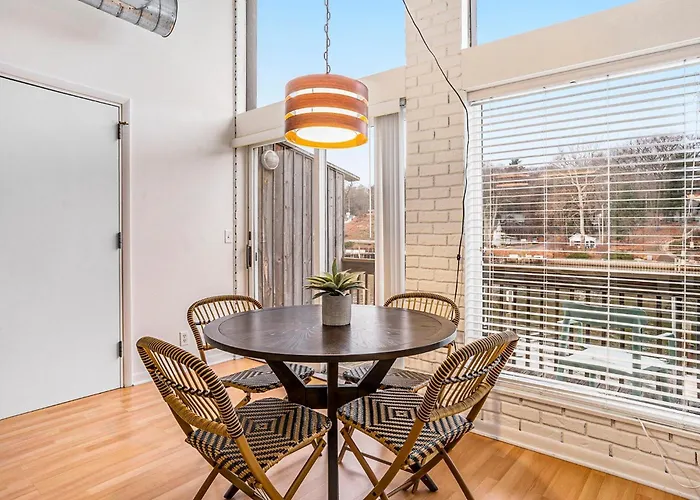Riverside Suites - Unit B